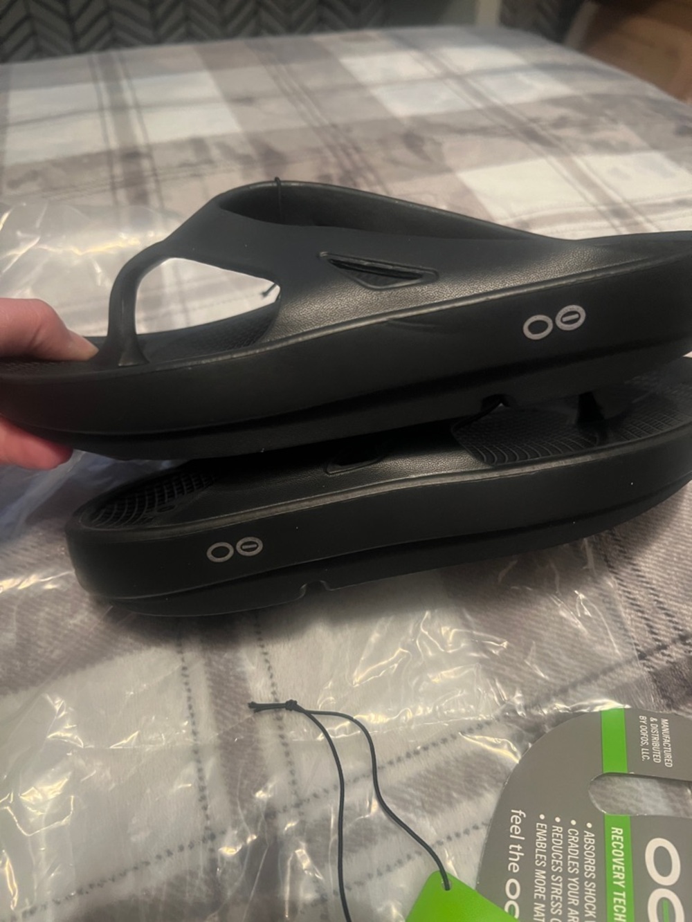 OOFOS Women’s Black Recovery Flip Sandals - Picture 3 of 7